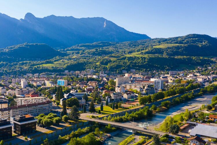 Vue aérienne de la ville d'Albertville en Savoie
