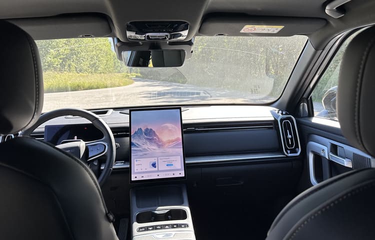 Vue intérieure du taxi. Nouveau véhicule hybride en septembre 2026