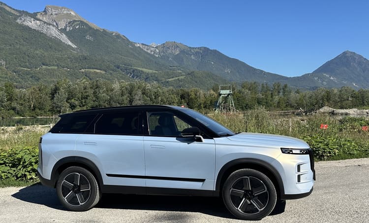 Nouvelle voiture hybride 2026 à Grignon, dans l'agglomération d'Albertville