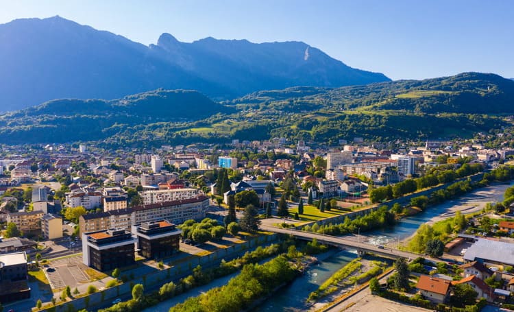Vue aérienne de la ville d'Albertville en Savoie'
